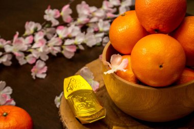 Tatil için düz bir model Çin yeni yılı kırmızı paketi ve altın aksesuarları çiçek ve ay festivali geçmişi, zengin ya da zengin ve mutluluk anlamına gelir.