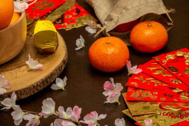 Çin 'in yeni yıl aksesuarları ya da ruh hali festivali portakallar altın ve Angpao' nun cepleri kiraz çiçeği dalları süslemeleri