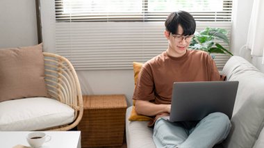 Teknoloji kavramı. Gözlük takan adam sırtını yaslıyor. 