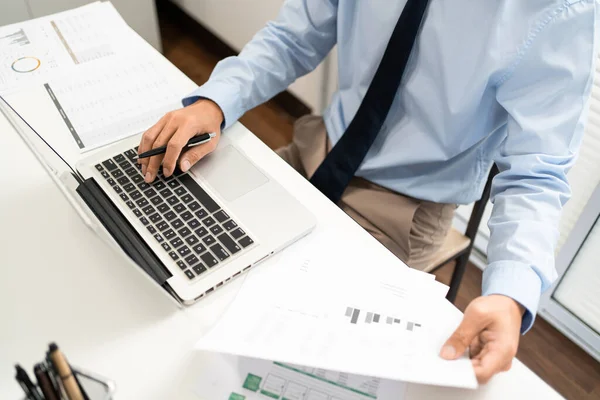 Working Man Conept Der Mann Sitzt Vor Dem Computer Laptop — Stockfoto