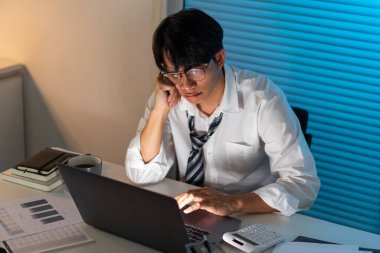 Aşırı çalışma. Erkek memurun yüzünü sağ eline dayayıp gergin bir yüz ifadesi takınması dışında..