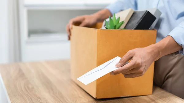 Rücktrittskonzept Der Männliche Offizier Steht Legt Seine Schachtel Auf Den — Stockfoto