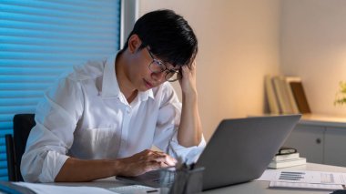 Mesai saatlerinde masasında geç saatlere kadar çalışırken erkek memurun alnını sağ eline koyması hariç..