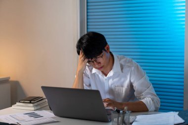 Mesai saatlerinde masasında geç saatlere kadar çalışırken erkek memurun alnını sağ eline koyması hariç..