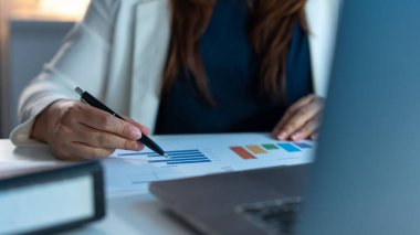 Aşırı çalışma kavramı. Çalışma masasında oturan ve ödevini kağıda yazan kadın..