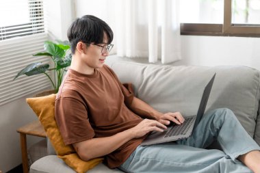 Teknoloji Konsepti Bilgisayara odaklanan adam