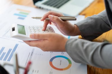 Teknoloji Konsepti Bilgisayara odaklanan adam