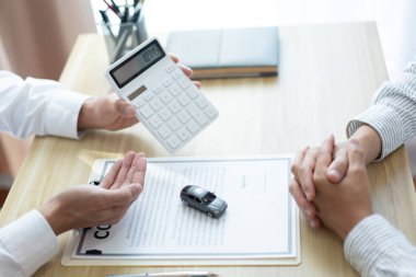 Satış temsilcisi, hesap makinesinde göstererek müşterisini masraftan haberdar ediyor..