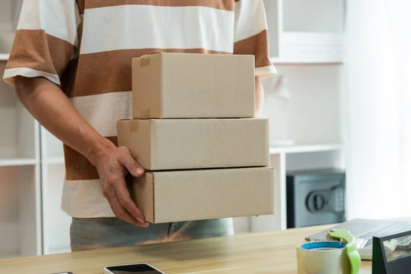 Conceito Compras Line Vendedor Segurando Três Caixas Seus Produtos Para — Fotografia de Stock