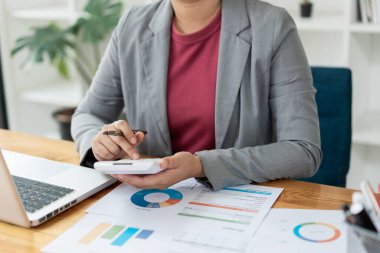 İş analisti konsepti. Muhasebeci masraf sayısını hesaplamak için hesap makinesi kullanıyor..