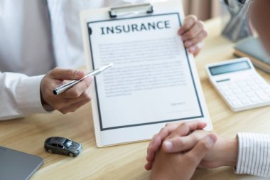 Otomobil satıcısının müşterisinin sözleşmesini vurguladığı sigorta konsepti.