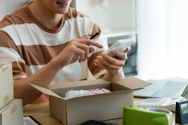 Çevrimiçi Alışveriş Konsepti Ticari Ajan Ürünü Paketlerken Müşterilerinin Bilgilerini Kontrol — Stok fotoğraf