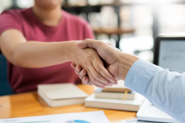 Konsep Negosiasi Bisnis Perwakilan Perumahan Berjabat Tangan Satu Sama Lain — Stok Foto