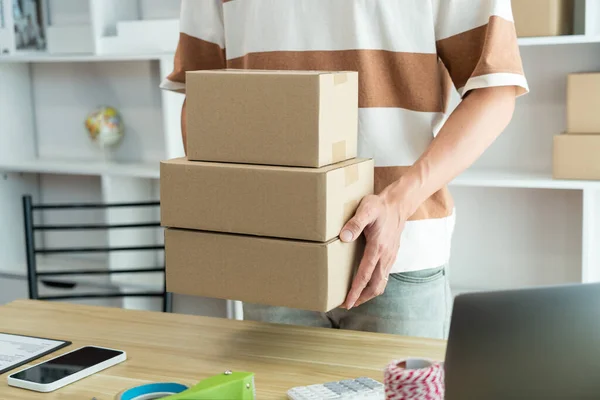 Concepto Compras Línea Vendedor Que Sostiene Tres Cajas Sus Productos —  Fotos de Stock