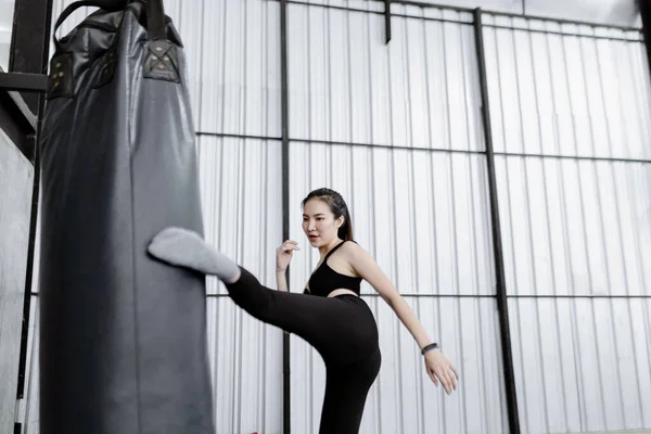 Conceito Exercício Mulher Boxe Sendo Concentrada Bater Saco Boxe Pesado — Fotografia de Stock