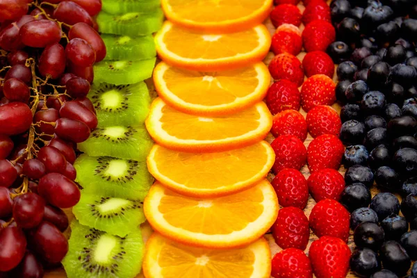 Koncepcja Świeżych Owoców Układ Rzędzie Kolorowych Owoców Zdrowych Jako Tło — Zdjęcie stockowe