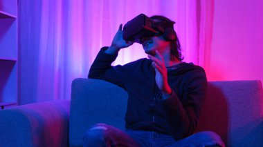 Metaverse teknoloji konsepti, VR gözlükleri tutan ve metaevren deneyimini işaret eden adam..