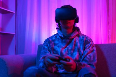 Metaverse teknoloji konsepti, insan VR gözlük takar ve metaevrende spor oyunları oynamak için joystick kullanır.