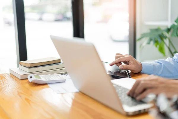 Business Analyst Konzept Der Männliche Freiberufler Der Auf Den Verkauf — Stockfoto