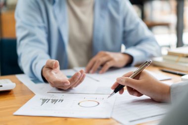 İş görüşmesi konsepti. İş adamı fikrini iş ortağıyla paylaşıyor..