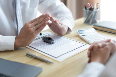 Sigorta konsepti araba tüccarı arabanın işlevini ve durumunu bir araba modeli kullanarak sunar..