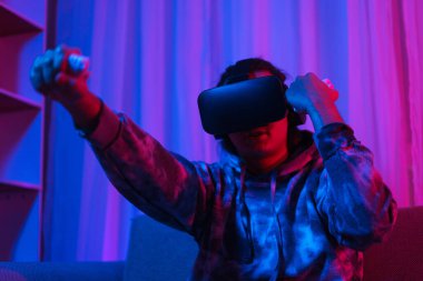 Metaverse teknoloji konsepti, insan VR gözlük takar ve sanal dünyada boks oynamak için eğlenir..