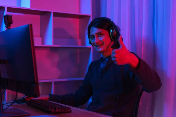 Παιχνίδι Έννοια Ρεύμα Αρσενικό Streamer Φορούν Ακουστικά Και Διασκεδάσουν Παίξουν — Φωτογραφία Αρχείου