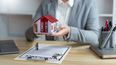 Sigorta konsepti. Mülk satıcısı yeni ev modelini müşteriye sunar..