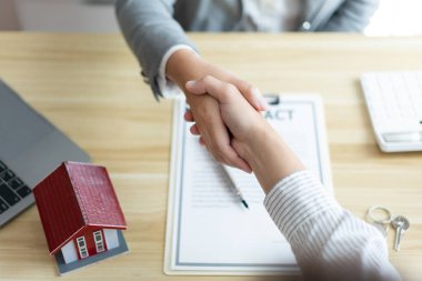 Sigorta konsepti. Emlakçı müşterisiyle mükemmel bir emlak anlaşması yapıyor..