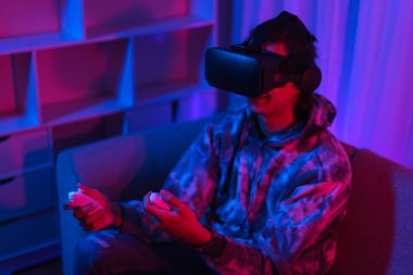 Metaverse teknoloji konsepti, insan metaevrende sanal gerçeklik gözlükleriyle oyun oynuyor..