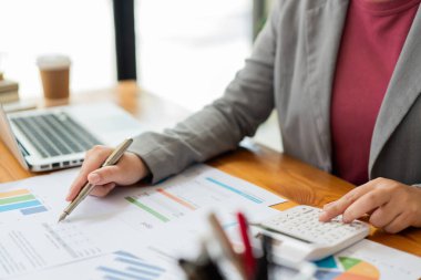 İş analisti kavramı. Veri analisti, evrak işlerinin satışıyla ilgili şemaları hesaplıyor..