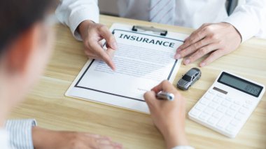 Sigorta konsepti. Erkek satıcı müşterisine araba satın alma sözleşmesini imzalamasını öneriyor..