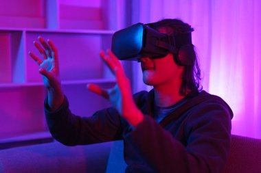 Metaverse teknoloji konsepti, insan VR gözlük takar ve sanal dünyada oyunlar oynamaktan zevk alır..