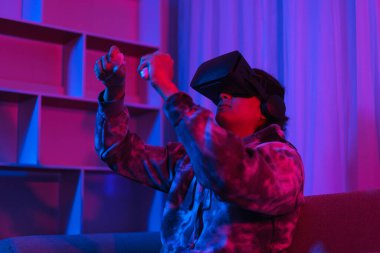 Metaverse teknoloji konsepti, VR gözlük takan ve sanal dünyada araba oyunları oynayan adam..