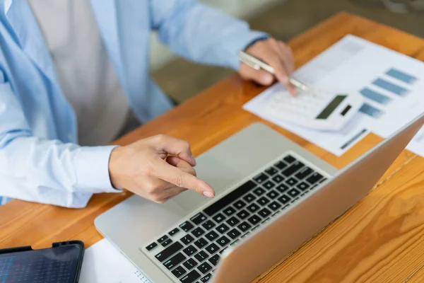 Business Analyst Konzept Der Buchhalter Mit Einem Rechner Die Höhe — Stockfoto