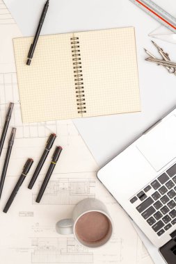 Mimari konseptin modeli, çizim araçları ve tasarım mühendisliği üzerine sıcak kahve.