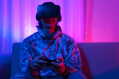 Metaverse teknoloji konsepti, insan VR gözlük takar ve metaevrende spor oyunları oynamak için joystick kullanır.