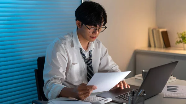 Das Büropersonal Mit Der Lockeren Krawatte Sitzt Seinem Schreibtisch Liest — Stockfoto