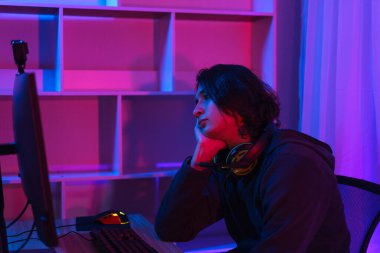 Oyuncu akışı konsepti, erkek flaması maç kaybetmenin canlı yayını sonrasında stresli hissediyor.