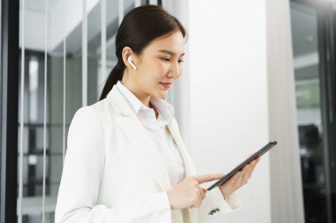 Kendine güvenen kadın konsepti, iş kadını iş planı ve mali raporları kontrol etmek için tablet kullanıyor.