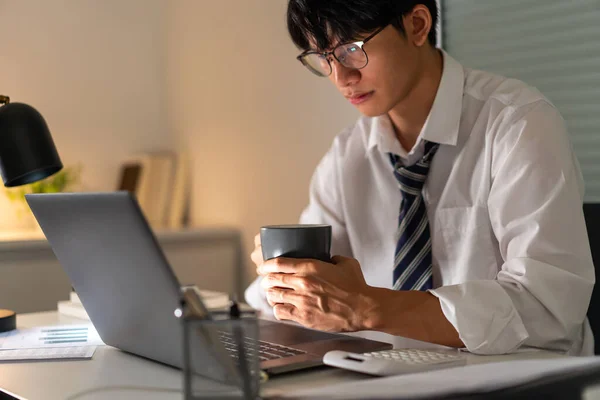 Das Büropersonal Mit Der Lockeren Krawatte Sitzt Seinem Schreibtisch Liest — Stockfoto