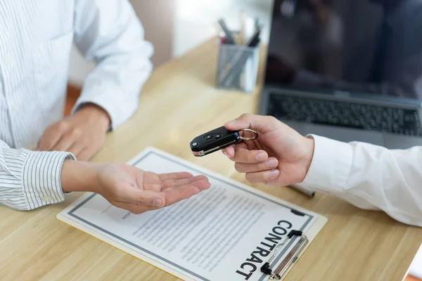 保险概念汽车经销商在签署合同后给客户提供汽车钥匙的概念 — 图库照片