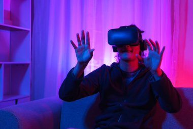 Metaverse teknoloji konsepti, insan VR gözlük takar ve sanal dünyada oyunlar oynamaktan zevk alır..