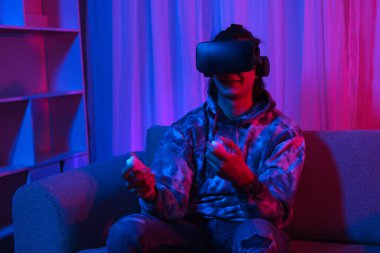 Metaverse teknoloji konsepti, insan metaevrende sanal gerçeklik gözlükleriyle oyun oynuyor..