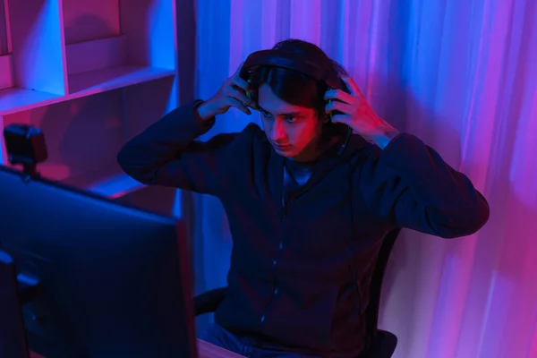 Conceito Fluxo Jogo Streamer Masculino Usar Headset Para Assistir Torneio — Fotografia de Stock