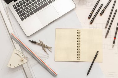 Mimari konseptin modeli, proje ve beyaz arkaplan çizimi üzerine çizim aracı.