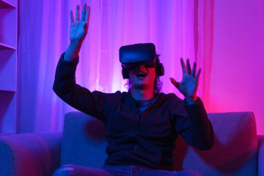 Metaverse teknoloji konsepti, insan VR gözlük takar ve sanal dünyada deneyim kazanmak için eğlenir..