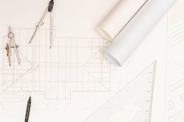 Mimari konseptin modeli, çizim araçlarının üst görünümü ve plan üzerine mühendis çizimi.