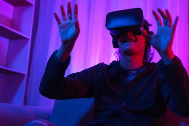 Metaverse teknoloji konsepti, insan VR gözlük takar ve sanal dünyada oyunlar oynamaktan zevk alır..