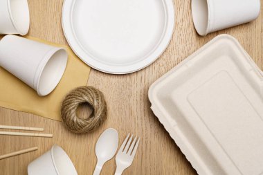 Çevre dostu konsept, yiyecek kabı seti ve tahta zemin üzerinde kağıt bardak ile jute halat.